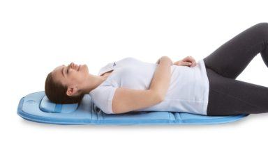 Utilisation de l'applicateur A11P pour une thérapie confortable en position couchée. Idéal pour le dos, la colonne vertébrale et les articulations.